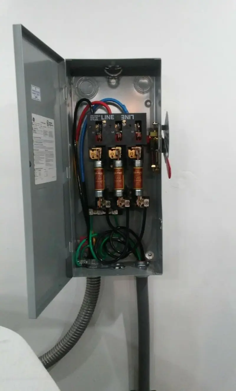 Three-phase disconnect switch installed for Smoke Detector Installation in Heyburn